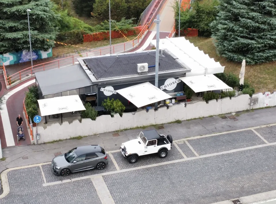 Il dehors del Caffè del Chiosco visto dall’alto
