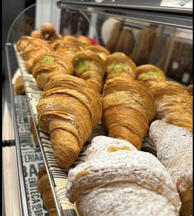 Brioche e croissant freschi esposti al banco