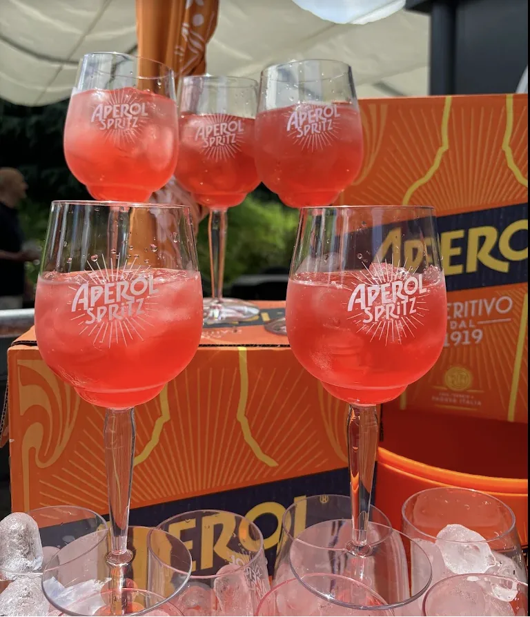Calici di Aperol Spritz pronti per un evento al Chiosco