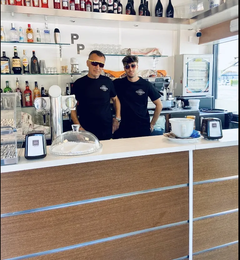 Lo staff del Caffè del Chiosco dietro al bancone